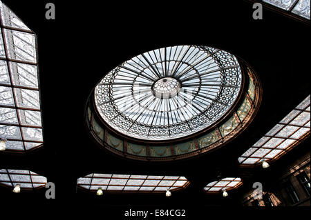 Die reich verzierte Dach in der Halle am Bahnhof Edinburgh Waverley Stockfoto