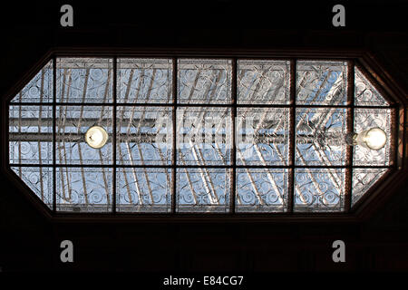 Die reich verzierte Dach in der Halle am Bahnhof Edinburgh Waverley Stockfoto