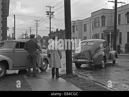 Autounfall in Los Angeles, Kalifornien, USA ca. 1955. Es fand am Park Grove Avenue in der Nähe der Ecke von West 21st Street. Stockfoto