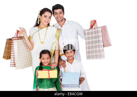 Südindische Familie Diwali einkaufen Geschenk Stockfoto