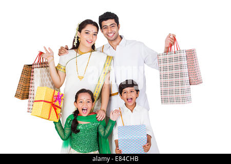 Südindische Familie Diwali einkaufen Geschenk Stockfoto