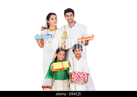 Südindische Familie Diwali Geschenk Stockfoto