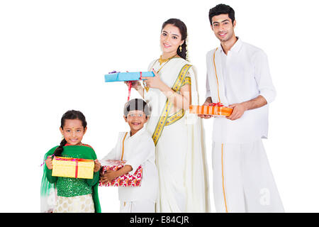 Südindische Familie Diwali Geschenk Stockfoto