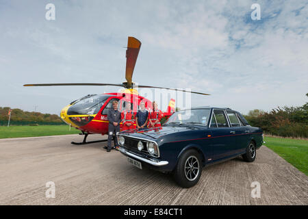 Strensham, Worcestershire, UK. 29. September 2014. 1600 29/9/14 Rob Sargeant Besitzer einer 1969 Savage V6 Cortina Mk11 nimmt seinen Oldtimer zu den Midlands Air Ambulance Station bei Strensham, Worcestershire. Rob und sein Auto teilnehmen im Dezember Fundraiser in Cheltenham für die Nächstenliebe Credit: David Broadbent/Alamy Live News Stockfoto