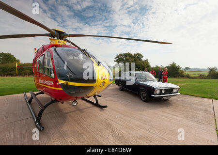 Strensham, Worcestershire, UK. 29. September 2014. 1600 29/9/14 Rob Sargeant Besitzer einer 1969 Savage V6 Cortina Mk11 nimmt seinen Oldtimer zu den Midlands Air Ambulance Station bei Strensham, Worcestershire. Rob und sein Auto teilnehmen im Dezember Fundraiser in Cheltenham für die Nächstenliebe Credit: David Broadbent/Alamy Live News Stockfoto