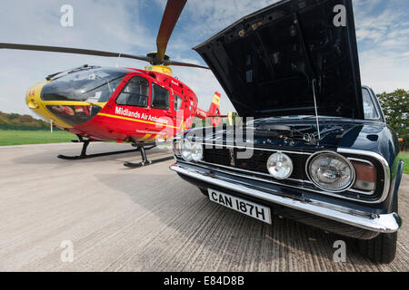 Strensham, Worcestershire, UK. 29. September 2014. 1600 29/9/14 Rob Sargeant Besitzer einer 1969 Savage V6 Cortina Mk11 nimmt seinen Oldtimer zu den Midlands Air Ambulance Station bei Strensham, Worcestershire. Rob und sein Auto teilnehmen im Dezember Fundraiser in Cheltenham für die Nächstenliebe Credit: David Broadbent/Alamy Live News Stockfoto