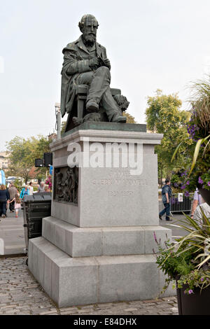 Statue von James Clerk Maxwell, Physiker, in der George Street in der Neustadt, Edinburgh. Skulptur von Alexander Stoddart Stockfoto
