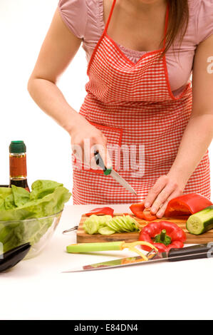 Frau schneiden rote Paprika. Stockfoto