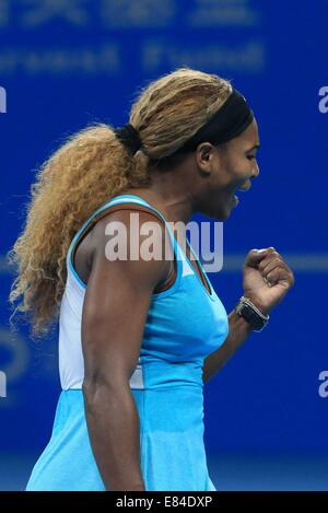 Peking, China. 30. September 2014. Serena Williams aus den USA feiert für einen Punkt in der Frauen 2. Vorrundenspiel gegen Tsvetana Pironkova Bulgariens bei der 2014 China Open in Peking, Hauptstadt von China, am 30. September 2014. Serena Williams gewann 2: 0. Bildnachweis: Xing Guangli/Xinhua/Alamy Live-Nachrichten Stockfoto