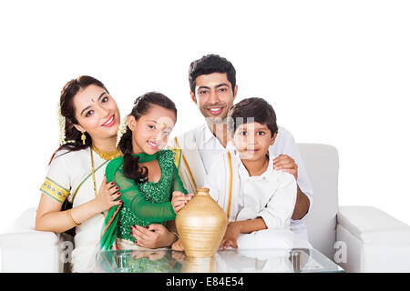 Südindische Familie sparen Piggy Bank Stockfoto