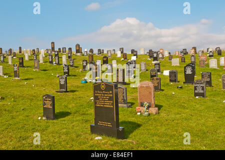 Grabsteine auf einem Friedhof auf dem Machair hinter Luskentyre Strand in South Harris auf den äußeren Hebriden. Stockfoto