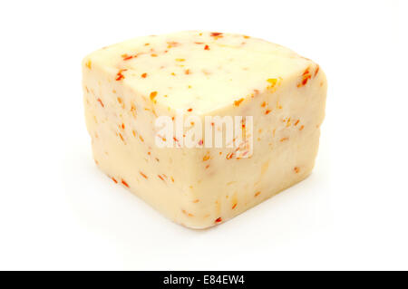Caciotta al Peperoncino auf weißem Hintergrund Stockfoto