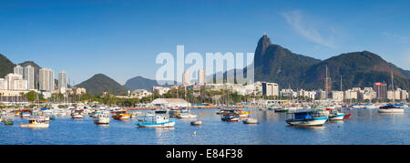 Blick auf die Christusstatue in Rio De Janeiro, Brasilien Botafogo Bucht Stockfoto