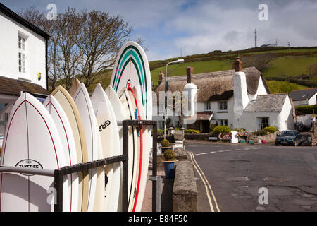 Großbritannien, England, Devon, Croyde Dorf, Surfbretter zu verkaufen Stockfoto