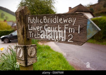 Großbritannien, England, Somerset, Luxborough, Kingsbridge, Coleridge Weise Quill Wanderzeichen auf Wegweiser aus Holz Stockfoto