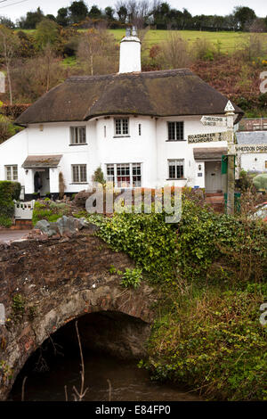 Großbritannien, England, Somerset, Luxborough, Kingsbridge, Washford Fluss fließt unter alten Steinbrücke Stockfoto