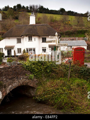 Großbritannien, England, Somerset, Luxborough, Kingsbridge, Washford Fluss fließt unter alten Steinbrücke Stockfoto