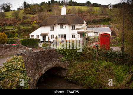 Großbritannien, England, Somerset, Luxborough, Kingsbridge, Washford Fluss fließt unter alten Steinbrücke Stockfoto