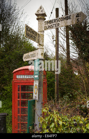 Großbritannien, England, Somerset, Luxborough, Kingsbridge, K6 Phone box unten altes Land Rat Straßenschild Stockfoto