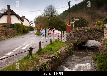 Großbritannien, England, Somerset, Luxborough, Kingsbridge, K6 Phone box neben Washford Flussbrücke Stockfoto