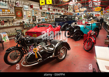 Großbritannien, England, Somerset, Porlock, Exmoor Oldtimer Museum innen BMW Motorrad mit Beiwagen Steil Stockfoto