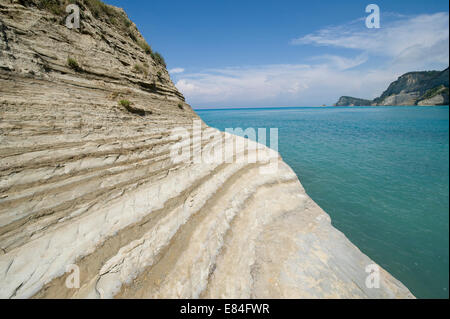 Rock-Linie am Kap Drastis in der Nähe von Peroulades im Nordwesten auf der Insel Korfu in Griechenland Stockfoto