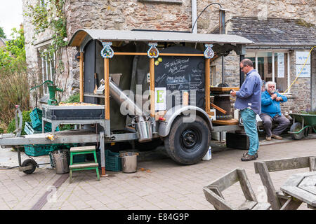 Dartington Cider Festival. Ein Vintage Apfelsaft und Apfelwein, die Maschine auf dem Apfelwein-Festival. Stockfoto