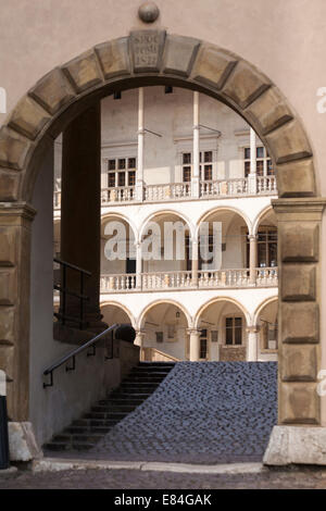 Torbogen zum Innenhof des Wawel Royal Castle auf Wawel in Krakau, Polen, im September Stockfoto