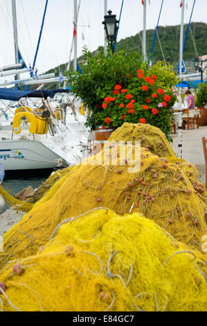 Fischernetze am Kai in Sivota Insel Lefkas in Griechenland Stockfoto