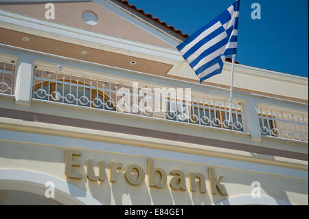 Fassade der Euro-Bank mit Fahne in Preveza in Griechenland Stockfoto