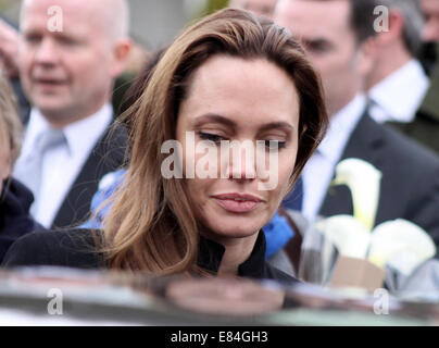 Angelina Jolie und ersten Außenminister William Hague besuchen Memorial Center in Potocari. Die Schauspielerin einen Sonderbotschafter des Hohen Flüchtlingskommissars der Vereinten Nationen trafen sich Herr Hague in seinen Büros in London heute Morgen, bevor das Paar nach Bosnien und Herzegowina auf einer humanitären Mission flog.  Mitwirkende: Angelina Jolie Where: Srenernica, Bosnien und Herzegowina bei: 28. März 2014 Stockfoto