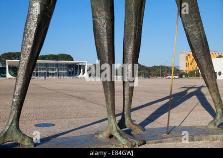 Obersten Bundesgericht und Dois Candangos (zwei Arbeiter) Skulpturen in drei Mächte Square, Brasilia, Distrito Federal, Brasilien Stockfoto