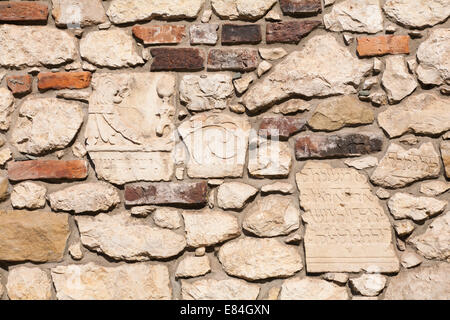 Wand aus gebrochenen Grabsteine in der Remu Synagoge, Krakau, Polen Stockfoto