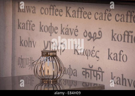 Kawa Kaffee Kaffee Cafe Caffe Kaffe Kafo Kohv Café - mehrsprachige Schriften mit reich verzierten Kerzenhalter in der Altstadt, Krakau, Polen Stockfoto