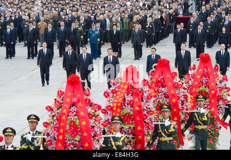 Peking, China. 30. September 2014. Die chinesische Führung Xi Jinping, Li Keqiang, Zhang Dejiang, Yu Zhengsheng, Liu Yunshan, Wang Qishan und Zhang Gaoli bieten Blumenkörben am Denkmal für die Helden des Volkes in Pekings Tiananmen Square am 30. September 2014, die ersten Märtyrer-Tag. Bildnachweis: Huang Jingwen/Xinhua/Alamy Live-Nachrichten Stockfoto