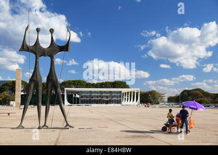 DOIs Candangos (zwei Arbeiter) Skulptur und obersten Bundesgericht in drei Mächte Square, Brasilia, Distrito Federal, Brasilien Stockfoto