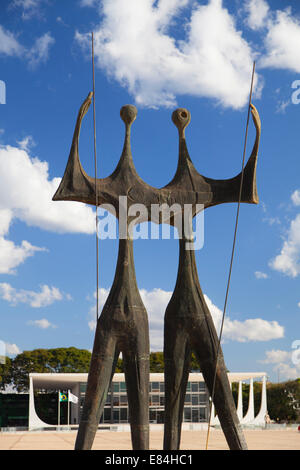 DOIs Candangos (zwei Arbeiter) Skulptur und obersten Bundesgericht in drei Mächte Square, Brasilia, Distrito Federal, Brasilien Stockfoto