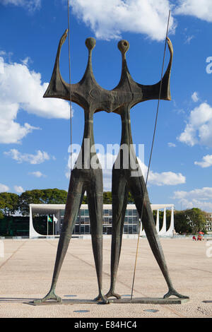 DOIs Candangos (zwei Arbeiter) Skulptur und obersten Bundesgericht in drei Mächte Square, Brasilia, Distrito Federal, Brasilien Stockfoto