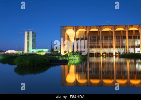 Itamaraty Palace und Nationalkongress bei Dämmerung, Brasilia, Distrito Federal, Brasilien Stockfoto