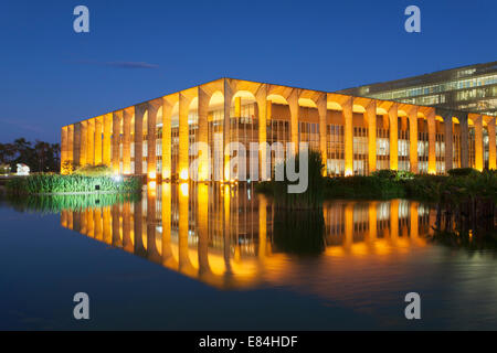 Itamaraty Palace bei Dämmerung, Brasilia, Distrito Federal, Brasilien Stockfoto