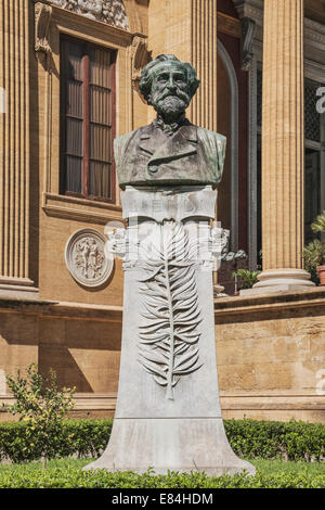 Denkmal Giuseppe Verdi befindet sich vor dem Teatro Massimo in Palermo, Sizilien, Italien, Europa Stockfoto