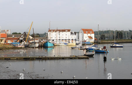 Riverside Stadt von Woodbridge am Fluss Deben in Suffolk mit Boote vertäut am Kai Stockfoto