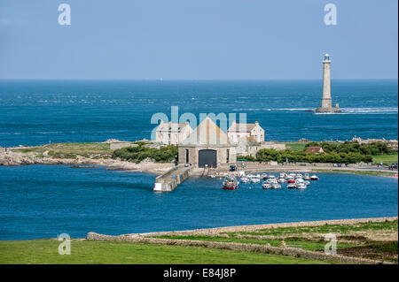 Leuchtturm und Lifeboat Station im Goury Hafen in der Nähe von Auderville am Cap De La Hague, Halbinsel Cotentin, Normandie, Frankreich Stockfoto