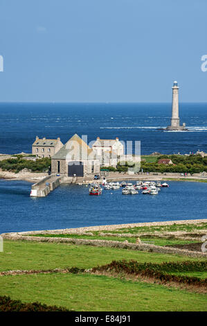 Leuchtturm und Lifeboat Station im Goury Hafen in der Nähe von Auderville am Cap De La Hague, Halbinsel Cotentin, Normandie, Frankreich Stockfoto