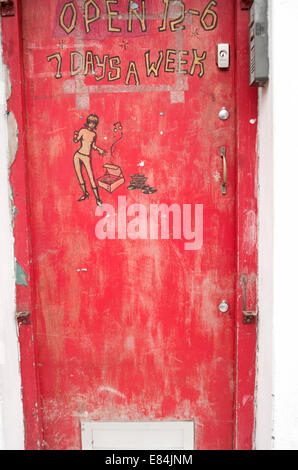 Eine rote Ladentür aus einer alten Plattenladen in Camden Town, London. Stockfoto
