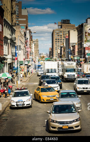 Zwei NYPD Offiziere überwachen den dichten Verkehr auf der Canal Street in der Nähe von Little Italy in Downtown Manhattan, New York City - USA. Stockfoto