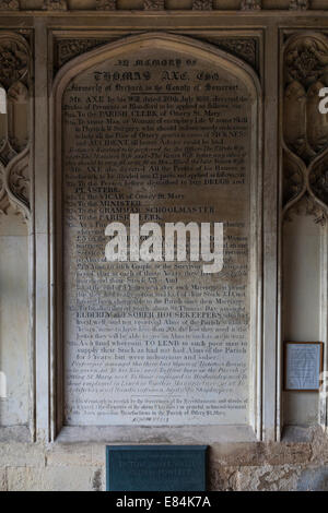 Stein bezeichnet Denkmal 17. Jahrhundert Wohltäter der schon St Mary, Thomas Axe in der Vorhalle der Kirche St Mary. Stockfoto