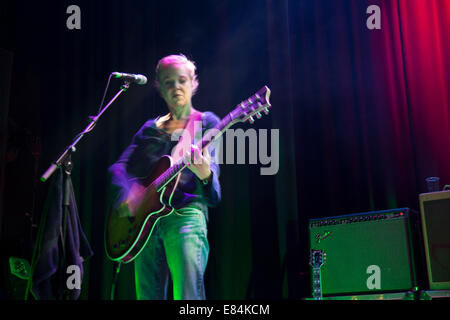 Musen-Sänger und Gitarrist Kristin Hersh werfen die live in der Aula Islington, London, UK. Stockfoto