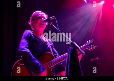 Musen-Sänger und Gitarrist Kristin Hersh werfen die live in der Aula Islington, London, UK. Stockfoto