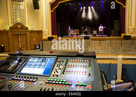 Mischpult beim Soundcheck. Werfende Musen in der Aula Islington, London, UK. Stockfoto